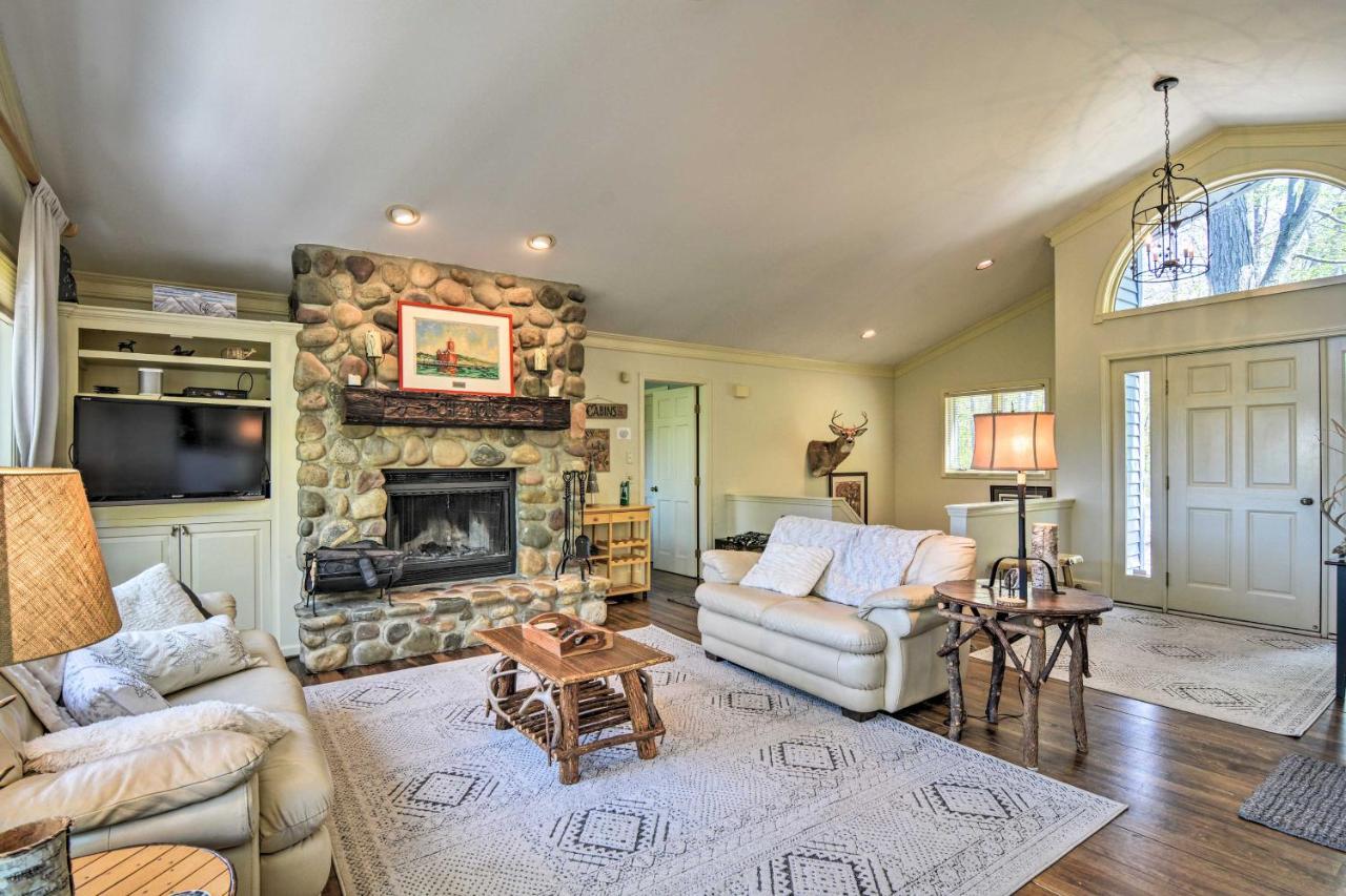 Resort-Style Harbor Springs Home With 2 Decks! Zewnętrze zdjęcie